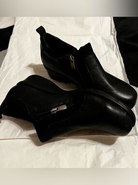 PROPÉT~DELPHI BLACK LEATHER DUAL~ZIP BOOTIES~7.5W